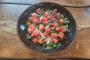 Салат с рукколой, арбузом, луком и зернёным творогом